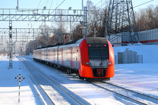 Landscape photos of the train arriving