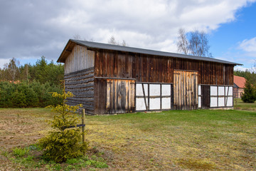 Obraz premium Old wooden house in Kashubian Ethnographic Park in Wdzydze Kiszewskie. Poland.