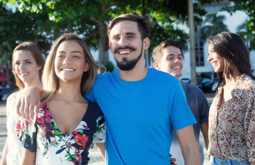 Junges Paar mit Freunden in der Stadt