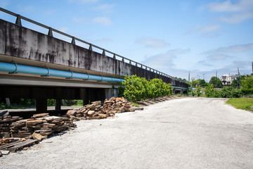 Obraz premium A road alongside a long bridge