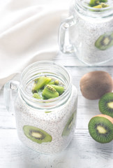 Chia seed puddings with kiwifruit slices