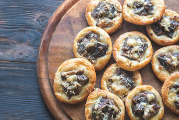 Tartelettes with shiitake mushrooms and cheese