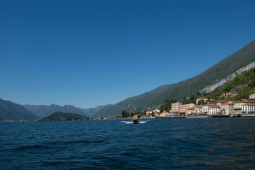 motoscafo sul lago