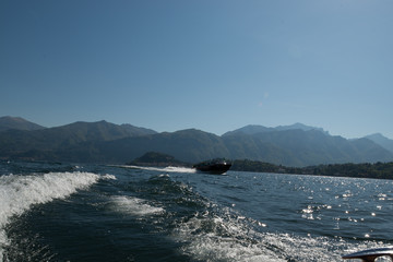 motoscafo sul lago