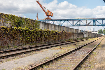 Bahnstrecke im Industriegebiet