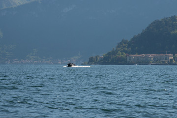 Obraz premium motoscafo sul lago