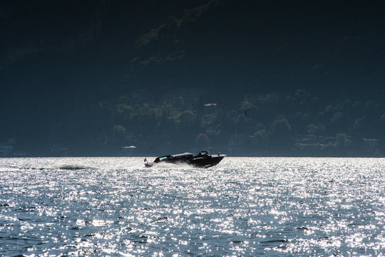 motoscafo sul lago