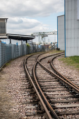 Obraz premium Bahnstrecke im Industriegebiet