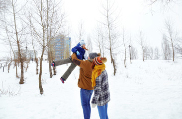 Fototapeta na wymiar Happy family in winter park