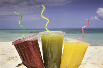 Zumos de frutas en la playa