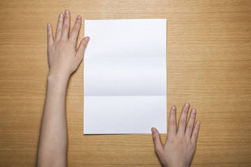 Obraz premium woman hand hold a letter with envelope on the wood table.