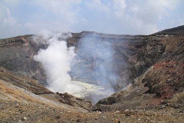 熊本の阿蘇山の火口付近