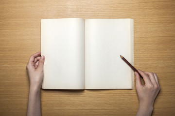 woman hand hold a white note on the wood table(background)