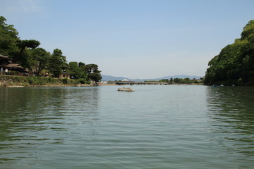 ボートから眺める嵐山の大堰川