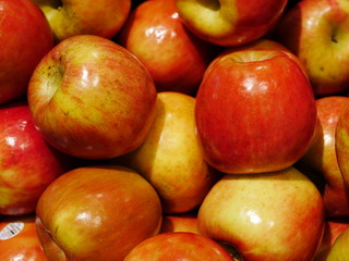 Fototapeta na wymiar Pile of red apples