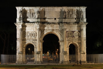 Fototapeta na wymiar The Arch of Constantine in Rome by night