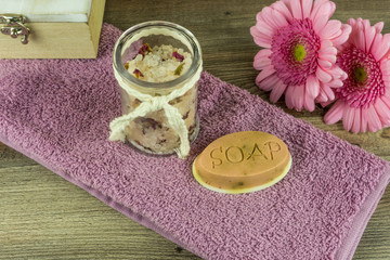 Obraz na płótnie Canvas Various handmade soaps with many accessories on a wooden table