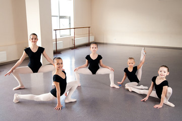 Fototapeta na wymiar Girls are engaged in choreography in the ballet class.