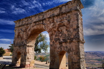 Fototapeta na wymiar Puerta romana sobra la llanura de Medinaceli