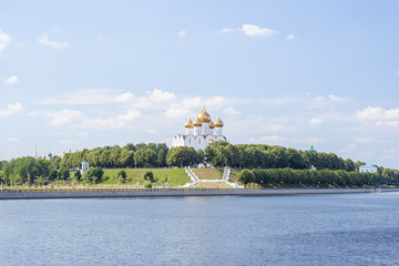 Вид с реки Волга на Успенский собор в Ярославле © Тищенко Дмитрий