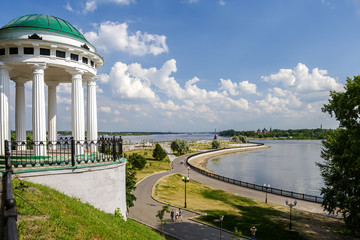 Вид на Стрелку от ротонды в Ярославле в солнечный день