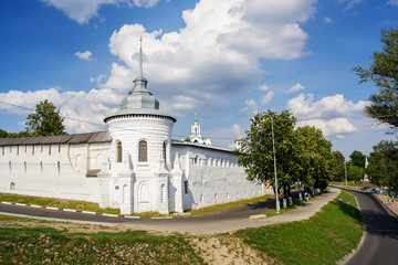 Fototapeta na wymiar Юго-западная башня Спасо-Преображенского монастыря в Ярославле
