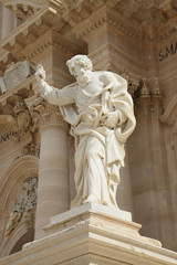 Fototapeta premium Statue an der Kathedrale von Syrakus