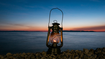Obraz premium Petrol light on the coast at evening