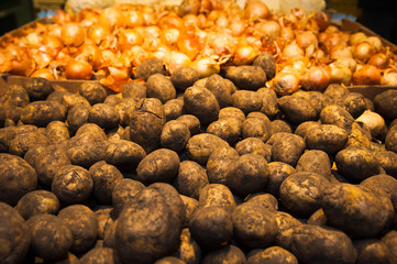 Potatoes in supermarket stand