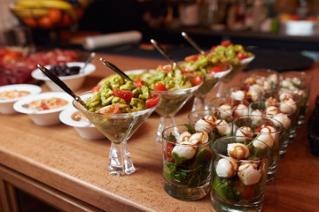 Unformal fourchette table with guacamole and caprese salad portions