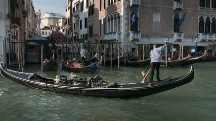 Fototapeta na wymiar Gondoliere in Venedig