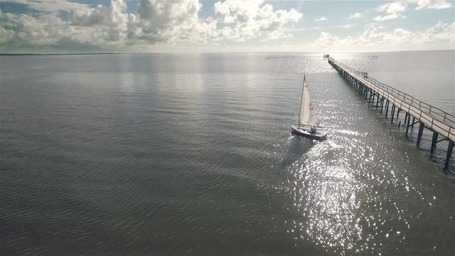 Barco velejando no rio