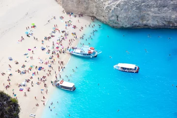 Crédence en verre imprimé Plage de Navagio, Zakynthos, Grèce Location de bateaux près de la plage avec des gens Zakynthos, Navagio