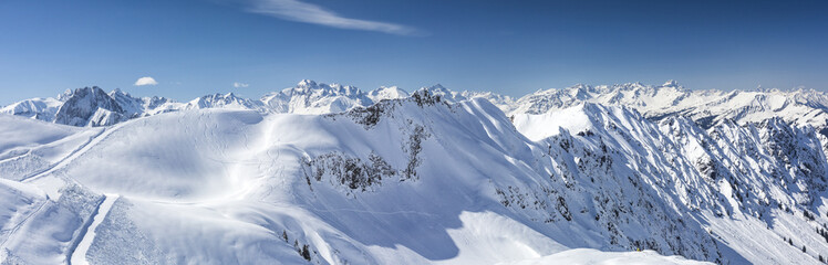 Obraz premium Allgäu im Winter, Blick vom Skigebiet Nebelhorn nach Süden