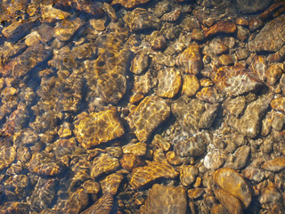 galets et autres pierres dans la rivière