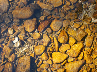 galets et autres pierres dans la rivière