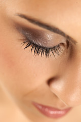 eye shadow and natural eyelashes