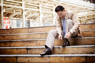 Businessman tying the ropes try the leather shoes