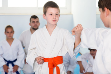 Obraz premium Smiling boys training in pair