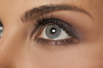 Naklejka premium Zbliżenie na kobiece niebieskie oczy i brwi