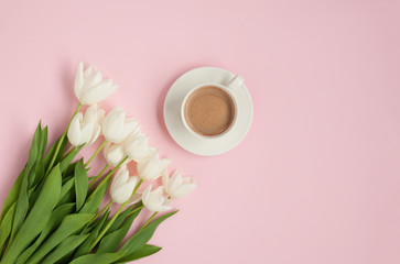 Obraz na płótnie Canvas Coffee cup and white tulips
