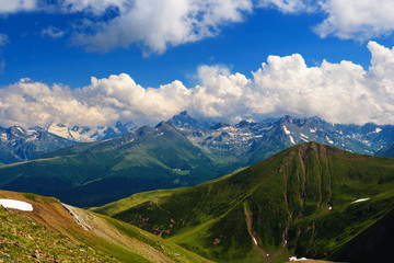 Obraz premium A beautiful view of the mountains of the Caucasus. The clouds in the blue sky.