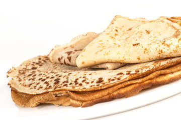 Crepes sobre plato blanco. Vista superior