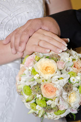 Obraz na płótnie Canvas The bride and groom's hands with rings.
