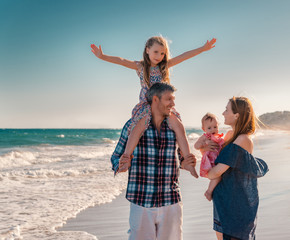 familie im sommerurlaub am strand mit kindern
