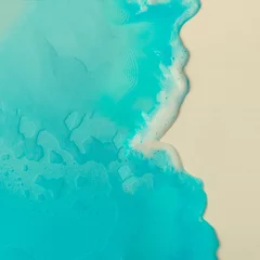 Crédence de cuisine en verre imprimé Cristaux Concept créatif de plage minimale. Disposition des vacances d& 39 été avec de l& 39 eau bleue sur fond clair. Mise à plat.