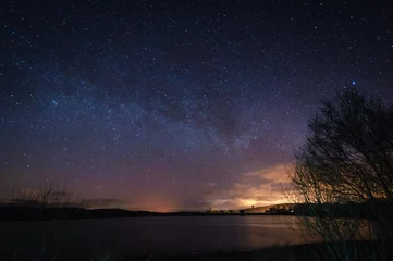 Papier Peint photo Lavable Nuit Voie lactée au-dessus du réservoir de Fontburn / réservoir de Fontburn dans le Northumberland est un endroit populaire pour la pêche et la marche, vu sous les étoiles la nuit