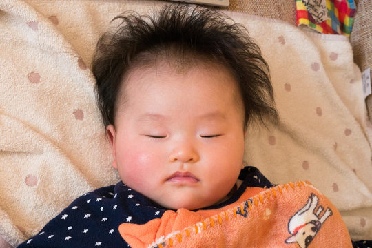 眠っている日本人の赤ちゃん / 生後4か月の日本人の女の子