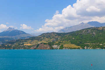 Fototapeta premium Panoramic view of the beautiful blue lago di Serre-Poncon in the alps