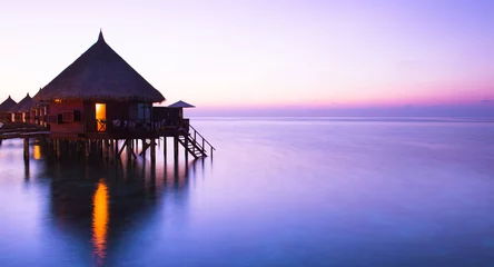 Crédence de cuisine en verre imprimé Bora Bora, Polynésie française Bungalow sur pilotis. Bungalows sur pilotis sur les îles des Maldives. Un endroit pour se détendre et lune de miel.